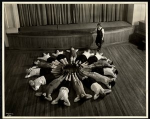 Jonge blinde vrouwen liggend in een sterpatroon op de vloer van de gymzaal bij de New York Association for the Blind, 111 East 59th Street, New York, 1933